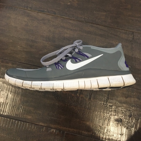 Women's Nike Shoes - Picture 2 of 8